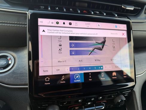 Used 2023 Jeep Grand Cherokee Limited w/ Luxury Tech Group II image 19