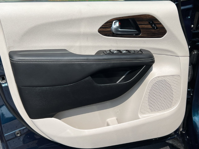 Used 2024 Chrysler Pacifica Limited FWD image 17
