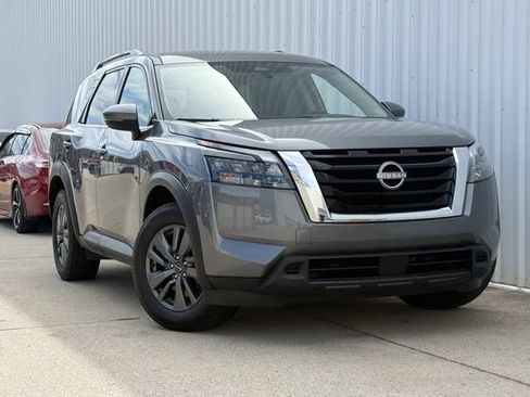 Used 2024 Nissan Pathfinder SV AWD/4WD image 2