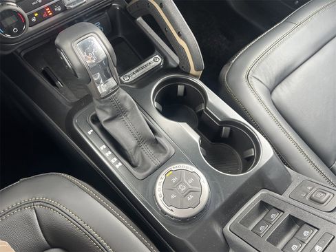 New 2025 Ford Bronco Badlands image 8