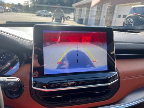 Used 2024 Jeep Compass Limited image 15