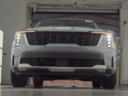 Used 2025 Kia Sorento LX image 4