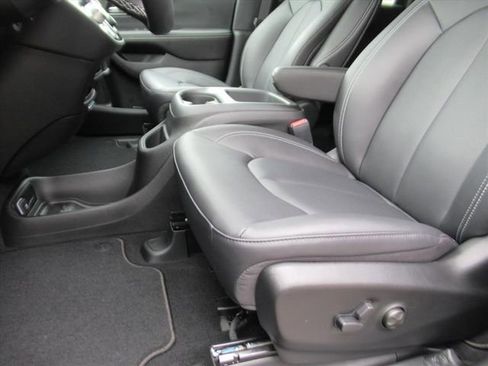 New 2026 Chrysler Pacifica Select w/ S Appearance Package FWD image 16