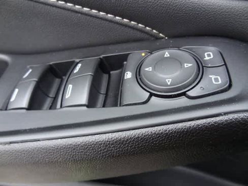 Used 2023 Chevrolet Traverse LT image 17