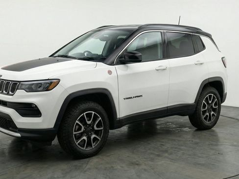 Used 2025 Jeep Compass Trailhawk AWD/4WD image 3
