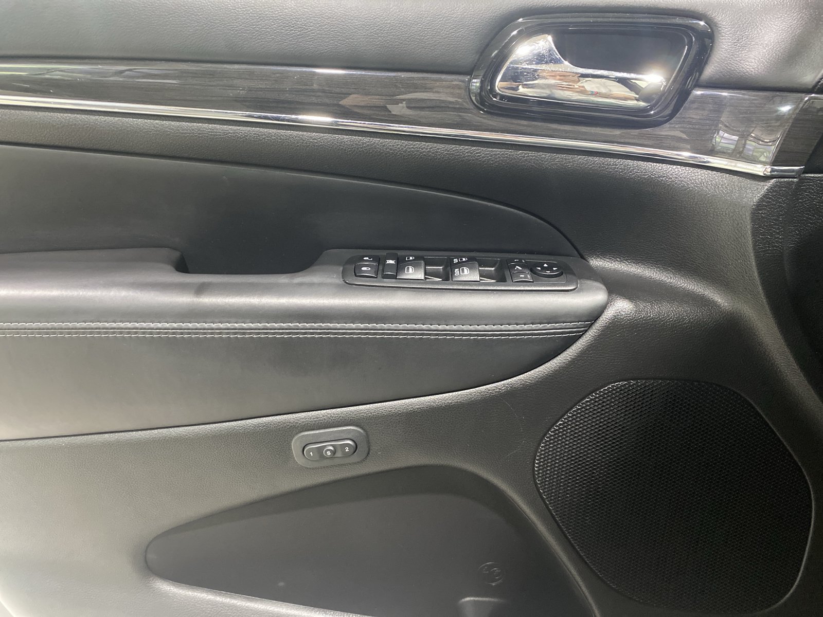 Used 2019 Jeep Grand Cherokee Overland AWD/4WD image 29
