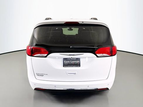 Used 2017 Chrysler Pacifica Touring-L FWD image 6