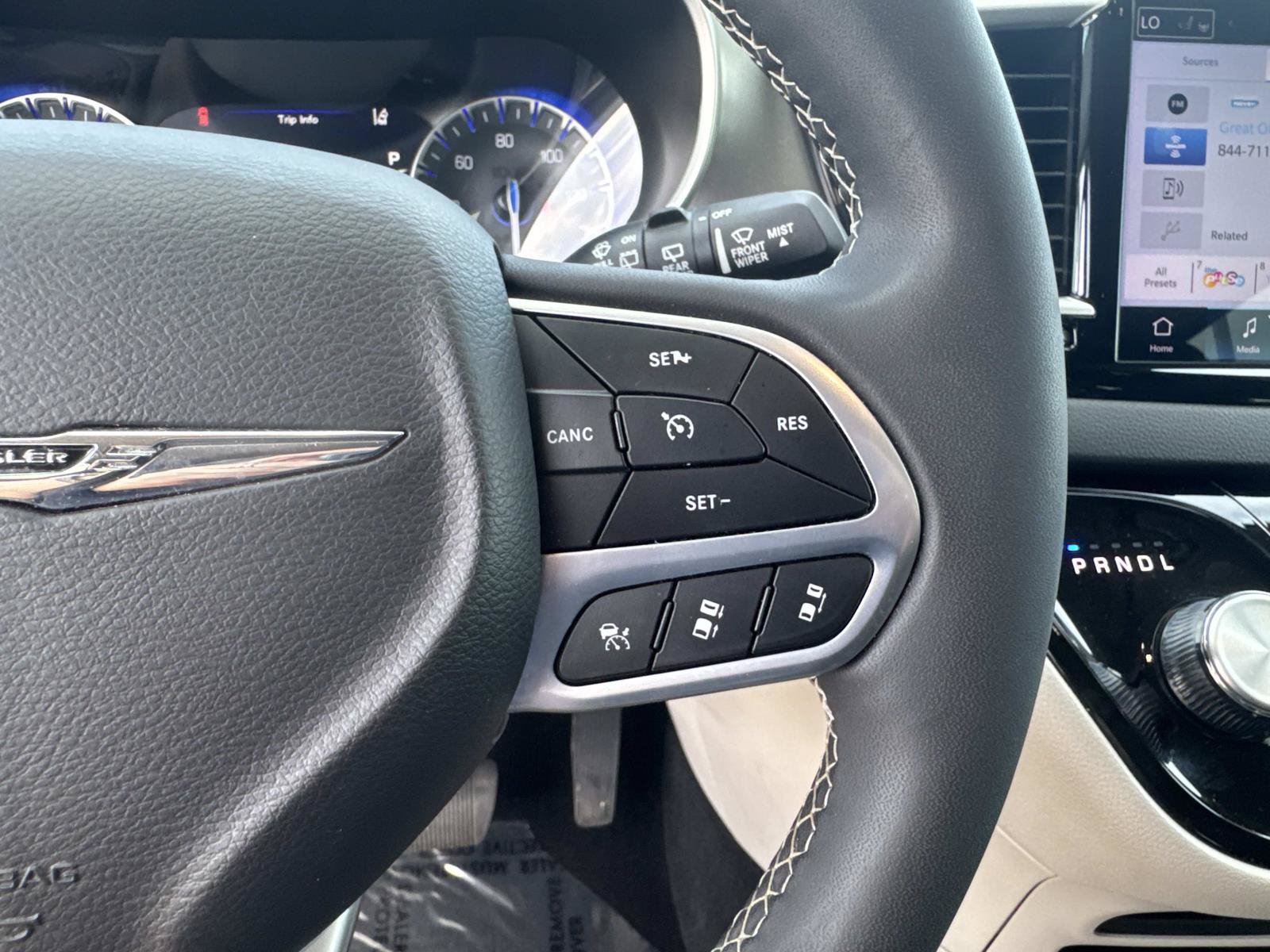 Used 2024 Chrysler Pacifica Touring-L FWD image 25