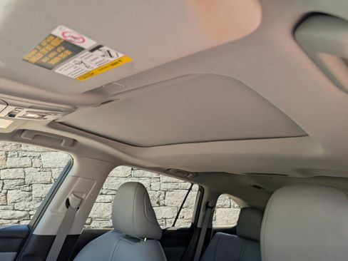 Used 2023 Toyota Highlander XLE image 18