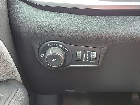 Used 2025 Jeep Compass Latitude AWD/4WD image 14