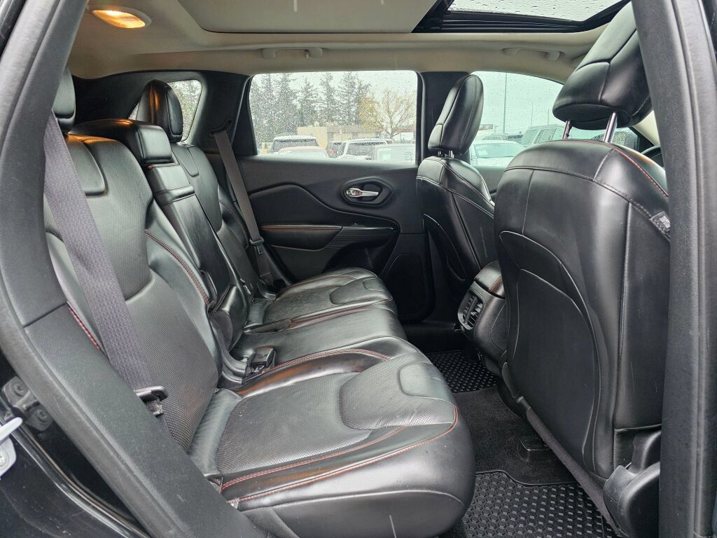 Used 2016 Jeep Cherokee Trailhawk w/ Leather Interior Group AWD/4WD image 12