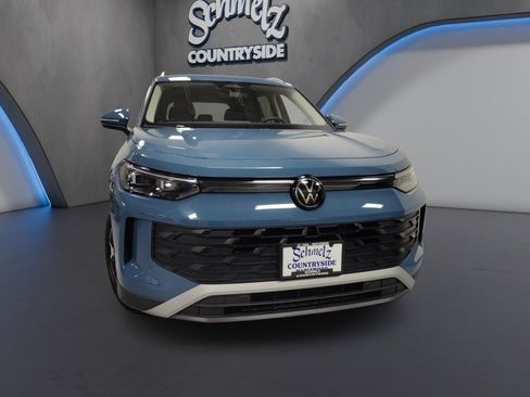 Used 2025 Volkswagen Tiguan SE image 2