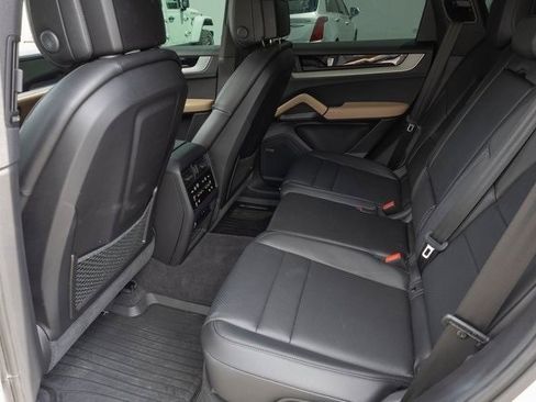 Used 2024 Porsche Cayenne image 18