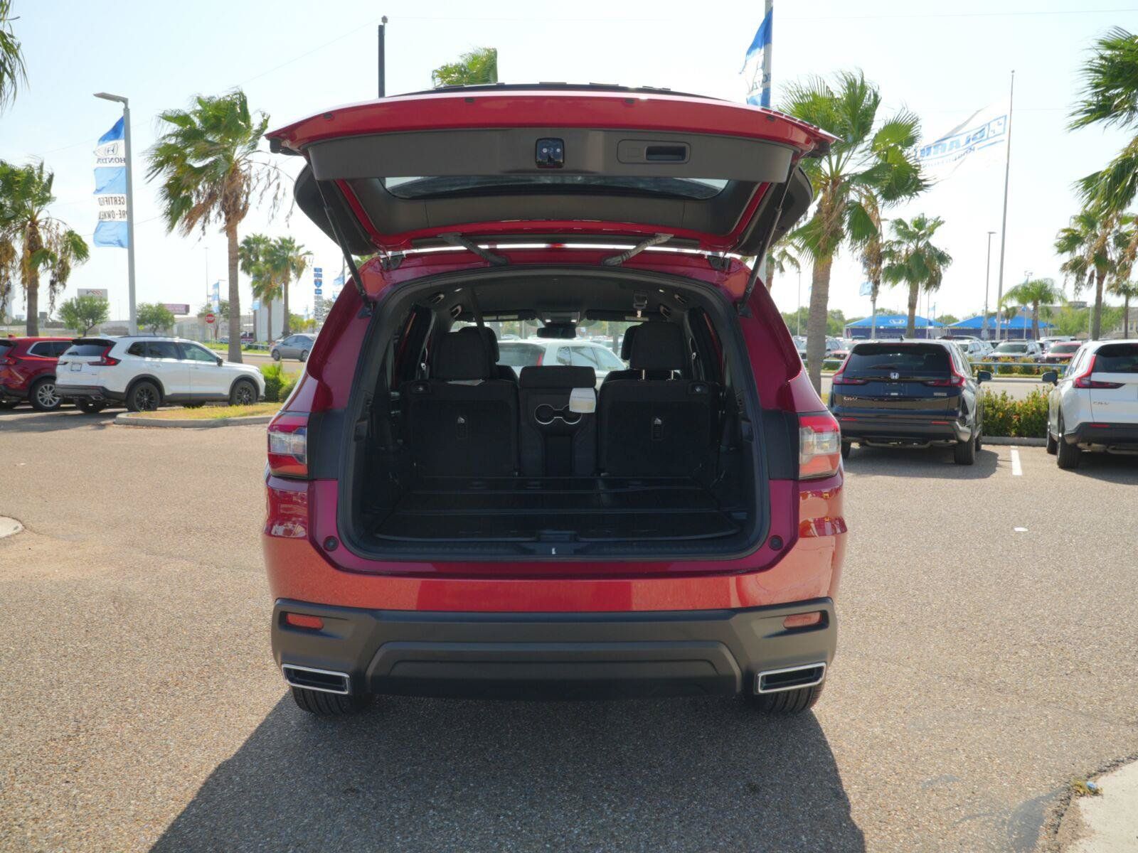 Used 2025 Honda Pilot Sport image 7