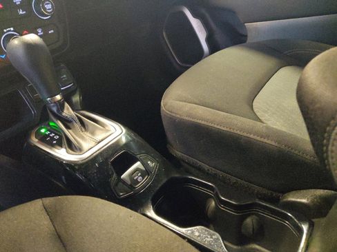 Used 2021 Jeep Renegade Latitude FWD image 26