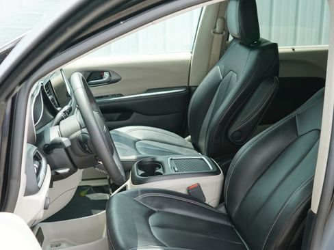 Used 2024 Chrysler Pacifica Touring-L FWD image 12