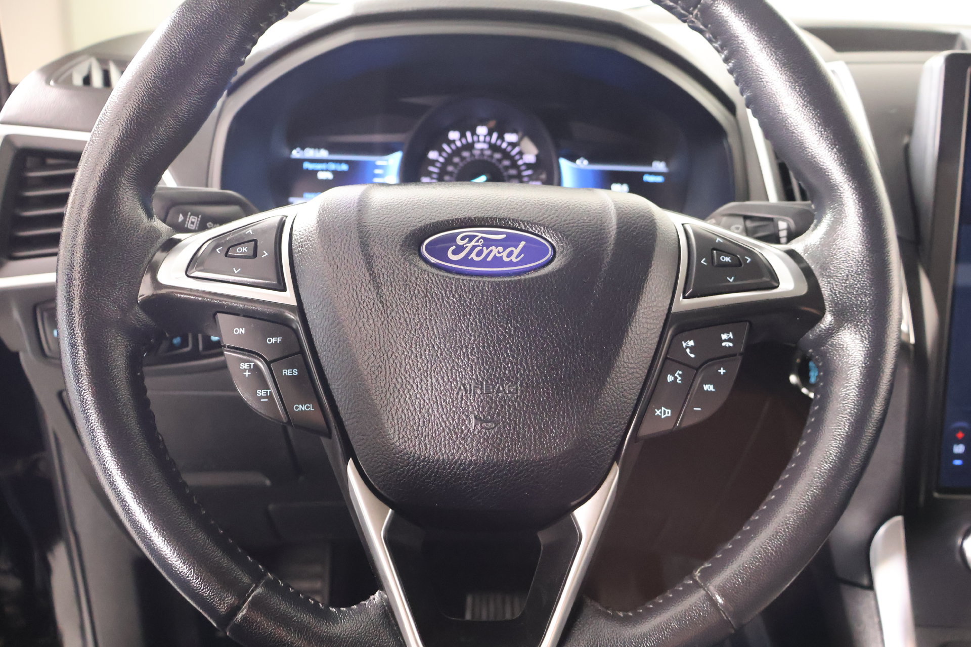 Used 2024 Ford Edge Titanium AWD/4WD image 3
