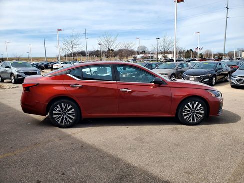 Used 2024 Nissan Altima 2.5 SV image 4