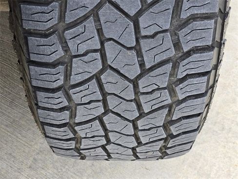 Used 2023 GMC Sierra 1500 SLE w/ X31 Off-Road Package image 12