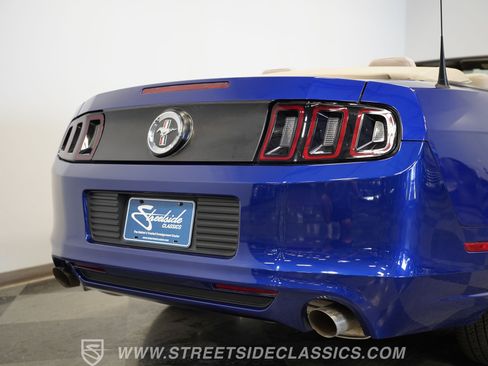 Used 2014 Ford Mustang Convertible RWD image 31