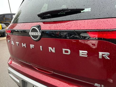 Certified 2025 Nissan Pathfinder SL FWD image 42