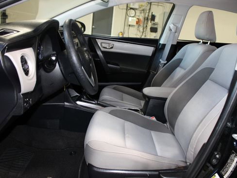 Used 2017 Toyota Corolla SE FWD image 21