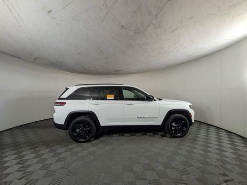 Certified 2025 Jeep Grand Cherokee Limited w/ Black Appearance Package AWD/4WD image 7