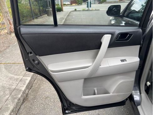 Used 2012 Toyota Highlander Base image 16