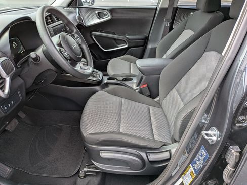 Used 2025 Kia Soul LX w/ LX Technology Package FWD image 14