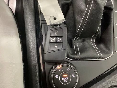 Certified 2025 Volkswagen Taos SE image 26