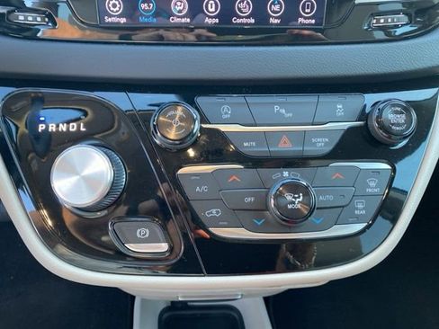 Used 2018 Chrysler Pacifica Touring-L Plus w/ Tire & Wheel Group image 19