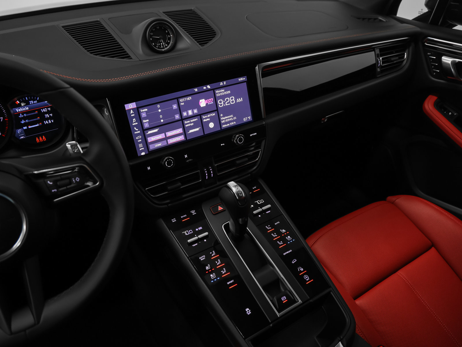 Certified 2026 Porsche Macan AWD/4WD image 32