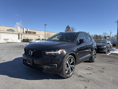 Used 2021 Volvo XC40 T5 R-Design w/ Climate Package image 1