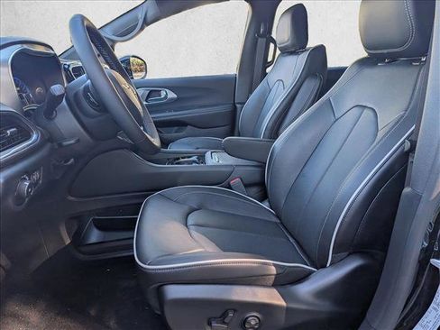 New 2026 Chrysler Pacifica Limited image 4