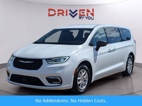 Used 2024 Chrysler Pacifica Touring-L FWD image 1