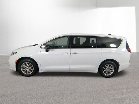Used 2024 Chrysler Pacifica Touring-L FWD image 14