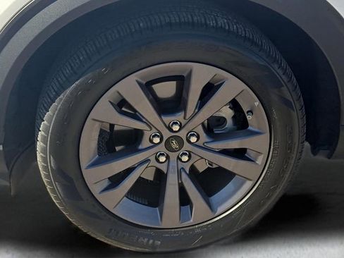 Used 2022 Ford Explorer XLT w/ Equipment Group 202A image 9