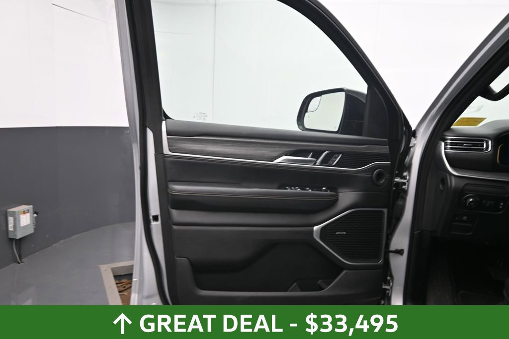 Used 2024 Jeep Wagoneer L Series II w/ Flexible Seating Group AWD/4WD image 18