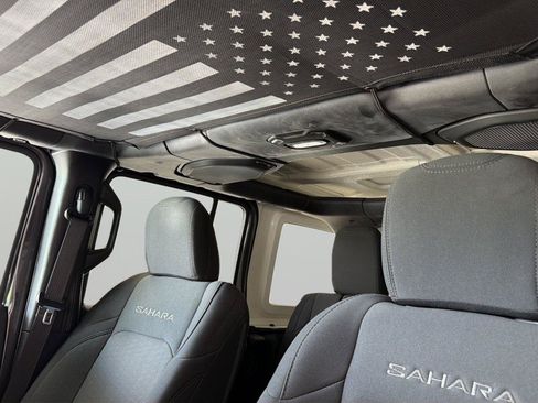 Used 2019 Jeep Wrangler Unlimited Sahara w/ Cold Weather Group AWD/4WD image 18