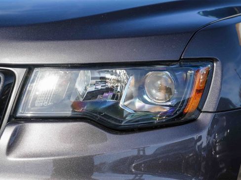 Used 2017 Jeep Grand Cherokee Altitude image 8