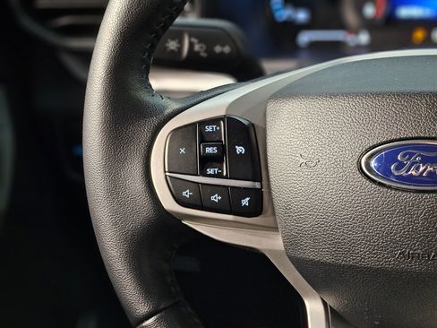 Used 2023 Ford Explorer XLT image 27