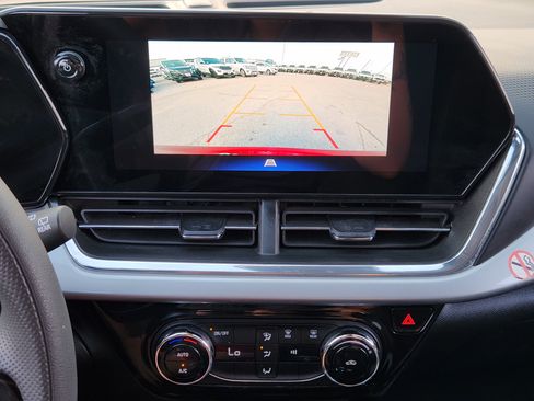 Used 2025 Chevrolet Trax LT FWD image 19