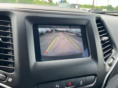 Certified 2020 Jeep Cherokee Latitude Plus w/ Cold Weather Group FWD image 32