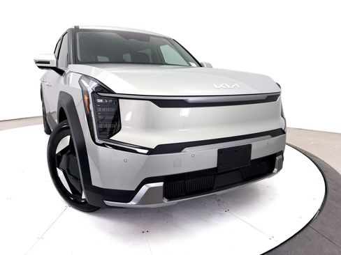 Certified 2024 Kia EV9 Light Long Range RWD image 6