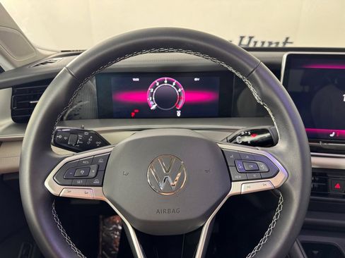 Used 2025 Volkswagen Tiguan SE w/ Panoramic Sunroof Package AWD/4WD image 16