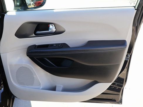 Used 2024 Chrysler Pacifica Touring-L image 10