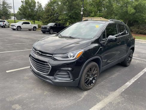 Used 2021 Chevrolet Trax LT w/ Premium Seat Package AWD/4WD image 3