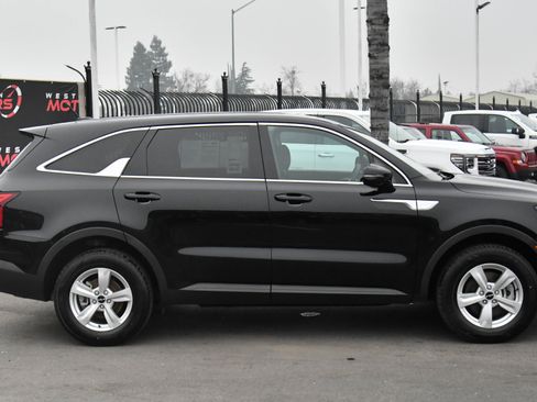 Used 2023 Kia Sorento LX image 9