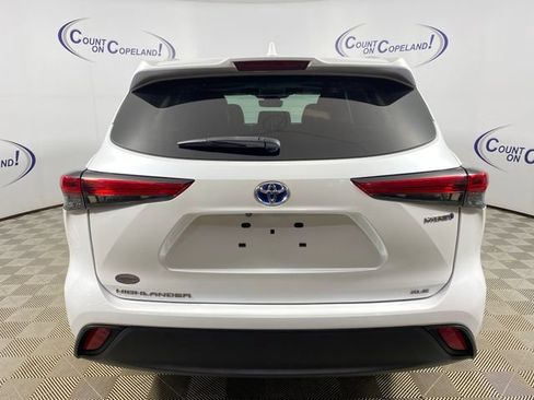 Used 2023 Toyota Highlander XLE AWD/4WD image 5