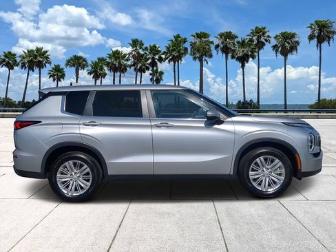 Used 2024 Mitsubishi Outlander ES FWD image 3
